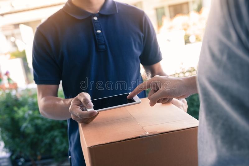 <strong>How To Choose Fast , Cost Effective &amp; Trustworthy International Courier Service</strong>
